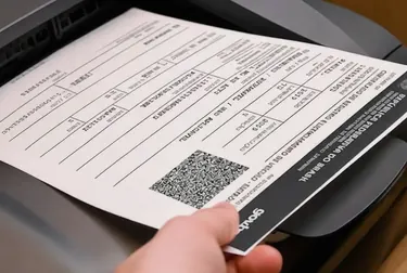 Profissional em despachante manipulando impressora para emitir CRLV-e em Joinville.